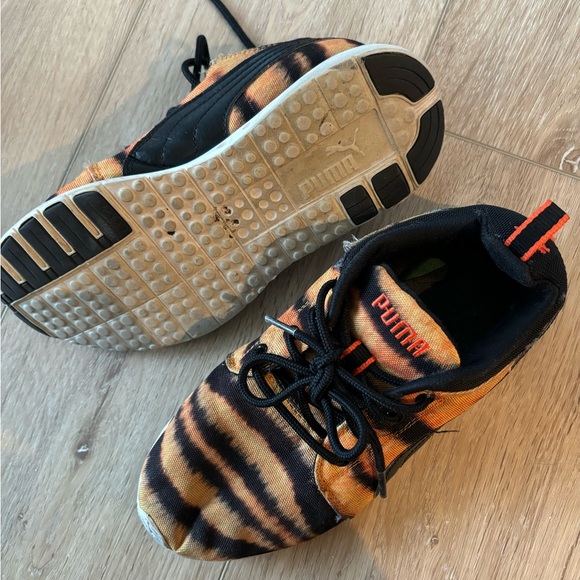 Women’s tiger striped puma sneakers. - Picture 3 of 4